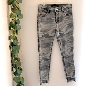 Express camo jeans with zipper on side